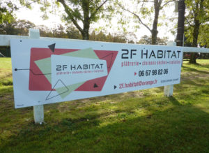 Panneau en PVC. impression adhésif anti UV contrecollé sur support PVC