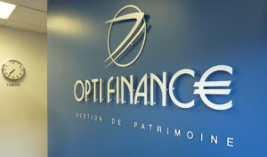 Découpe de logo dans une plaque en PVC 5mm pour être fixé sur un mur en intérieur