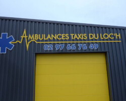 enseigne en lettre découpée fixée sur bardage