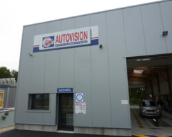 enseigne autovision en adhésif contrecollé sur panneau en aluminium