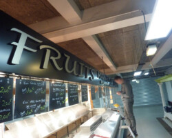 enseigne en lettre découpée fixée sur panneau en aluminium